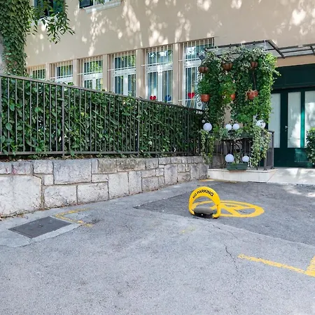 La Guardia With Private Parking