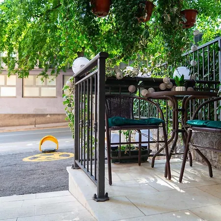 La Guardia With Private Parking