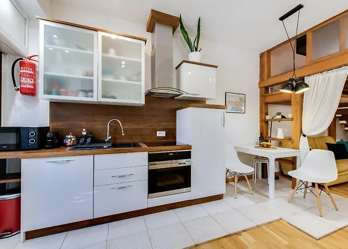 La Guardia Apartment With Private Parking