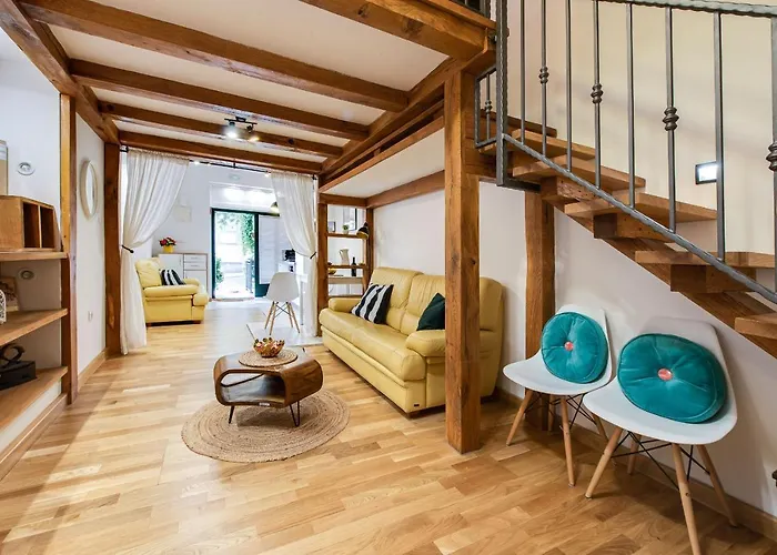 La Guardia Apartment With Private Parking Daire