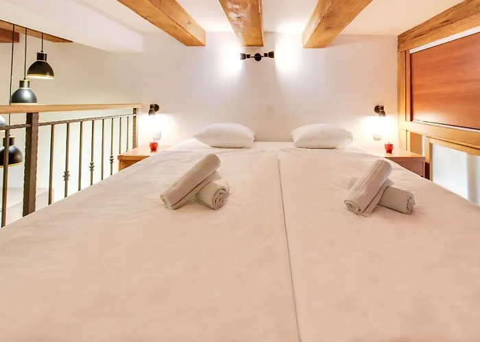 La Guardia Apartment With Private Parking