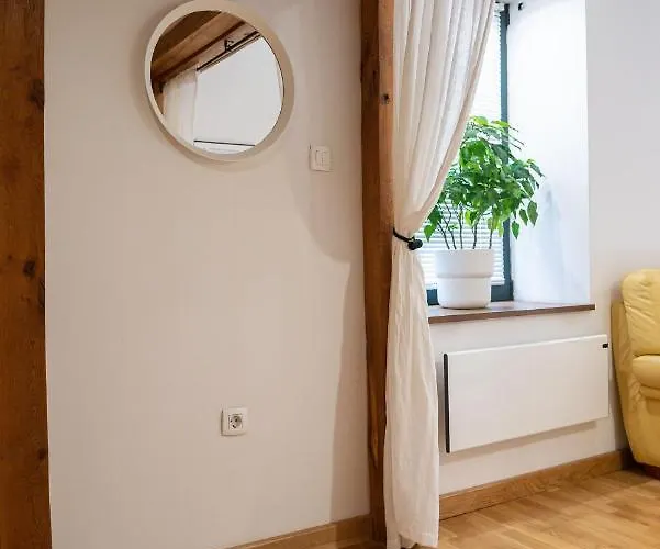 La Guardia Apartment With Private Parking דירה