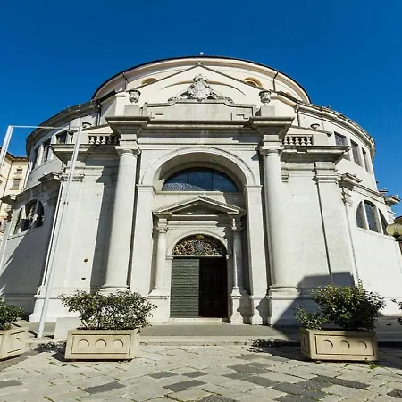 La Guardia With Free Private Parking Apartament