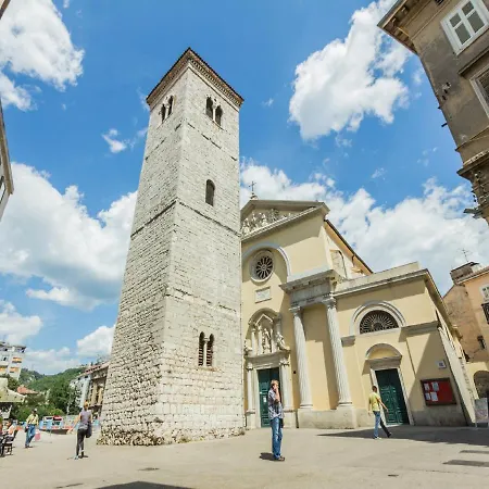 Apartament La Guardia With Free Private Parking