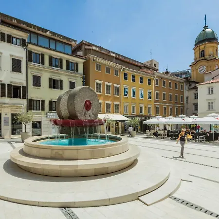 La Guardia With Free Private Parking Rijeka