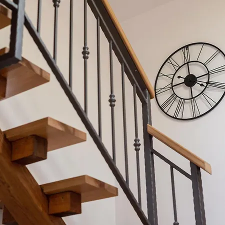 La Guardia With Free Private Parking *