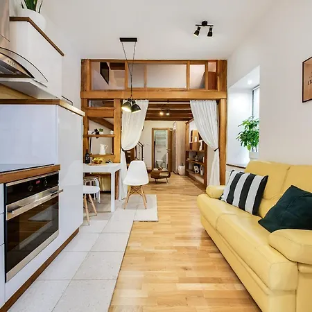 La Guardia With Free Private Parking Apartment