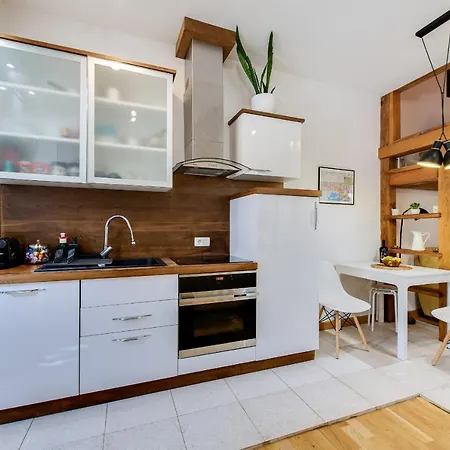 La Guardia With Free Private Parking