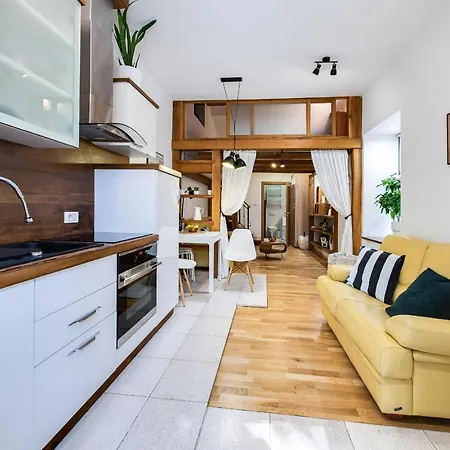 La Guardia With Free Private Parking *