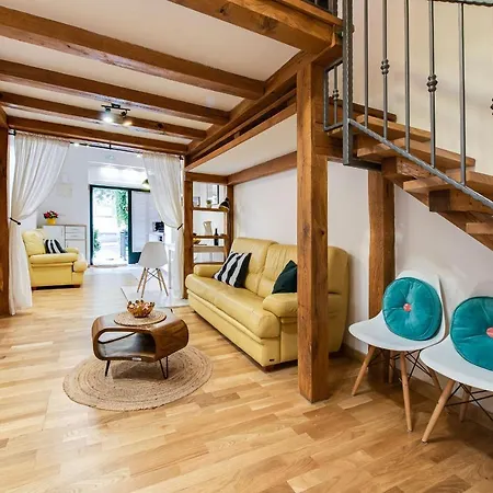 La Guardia With Free Private Parking Apartament