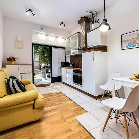 La Guardia With Free Private Parking Apartament *