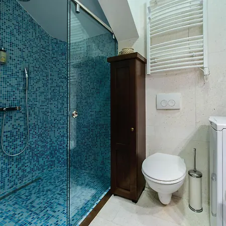 La Guardia With Free Private Parking *