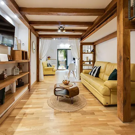 La Guardia With Free Private Parking Apartament