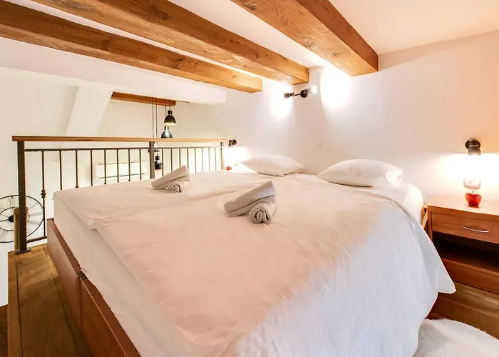 La Guardia Apartment With Private Parking * Ριέκα