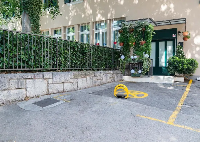 La Guardia Apartment With Private Parking