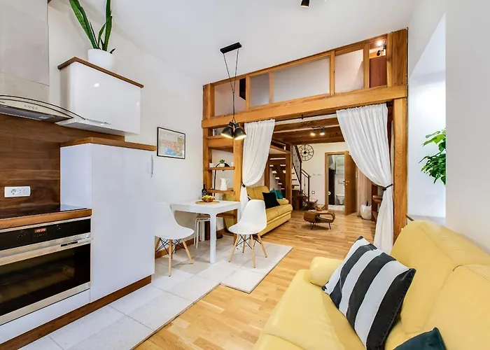 La Guardia Apartment With Private Parking