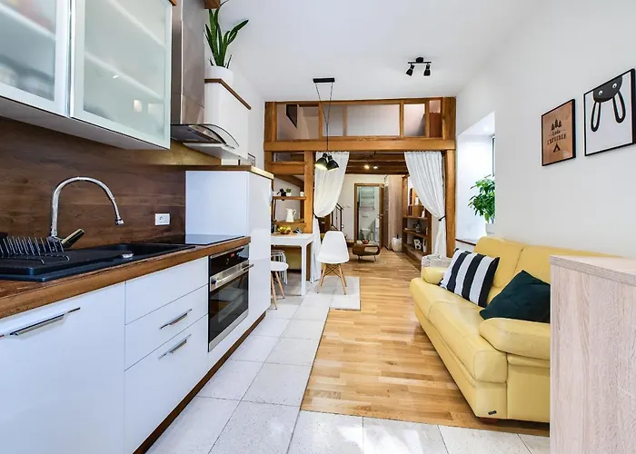 La Guardia Apartment With Private Parking *