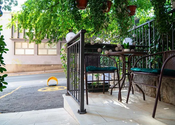 La Guardia Apartment With Private Parking